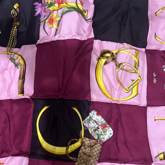 Used Gucci scarf in very good condition with no box - Picture 2 of 7